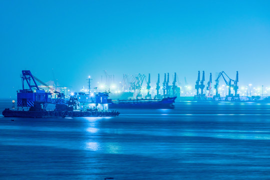 连云港码头的港口门座起重机夜景