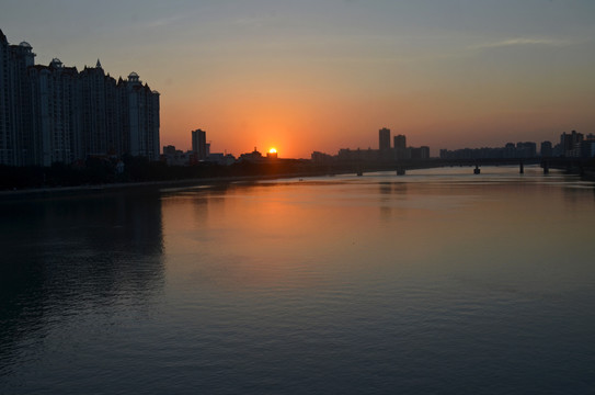 夕阳河流