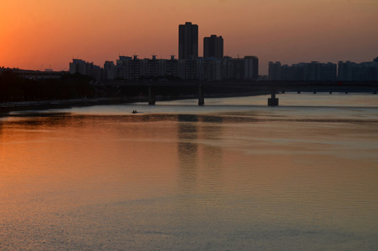 夕阳河流