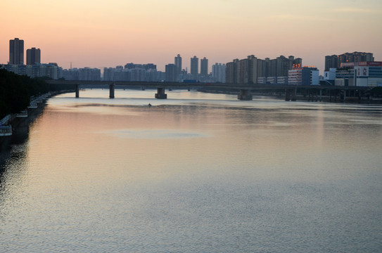 夕阳河流