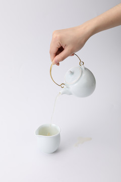 陶瓷茶壶倒茶
