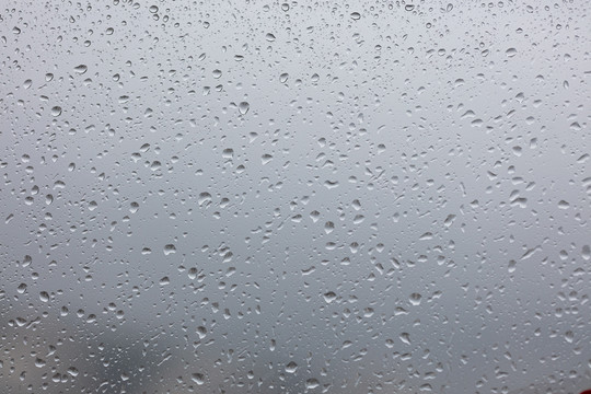 窗外玻璃上的雨滴