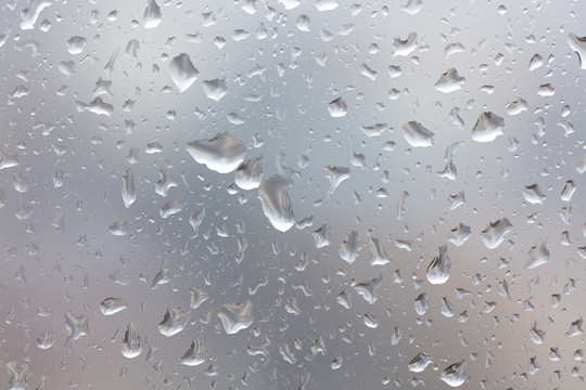 窗外玻璃上的雨滴