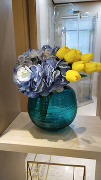 蓝色玻璃瓶黄色玫瑰