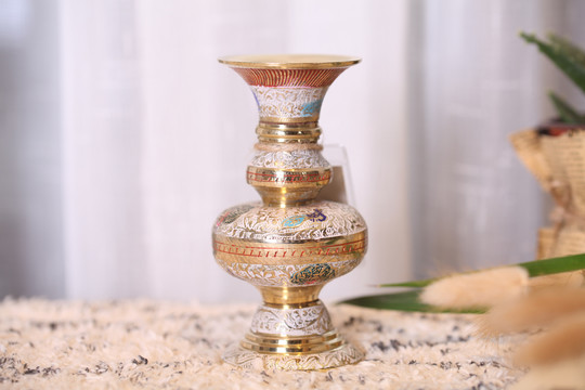 彩绘铜花瓶