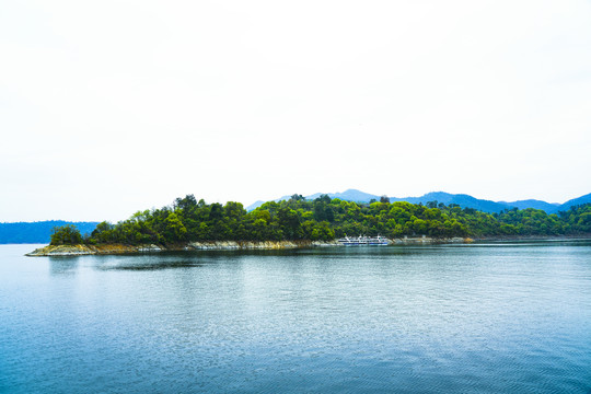 湖中小岛