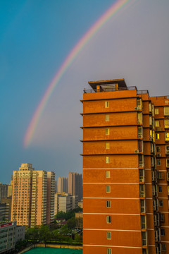 城市上空的彩虹