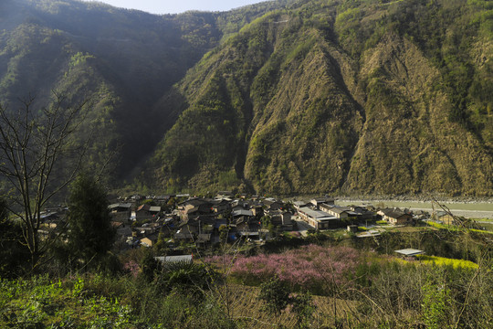 灾后重建的羌寨