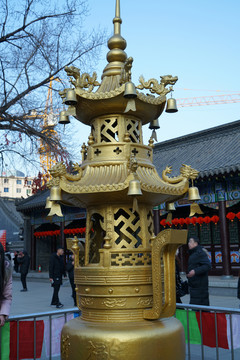 沈阳皇寺寺院里的金色香炉