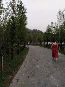 公園散步的紅衣女孩