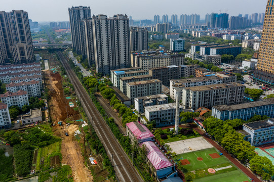 穿过居民区的铁路轨道