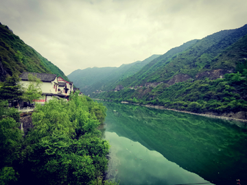 石门栈道青山绿水