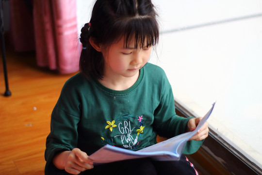 正在学习读书的小女孩