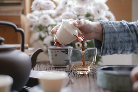 茶艺师正在泡茶