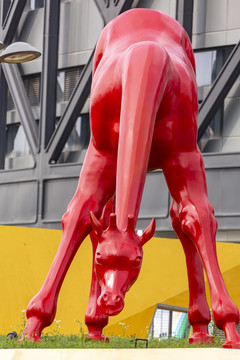 红色长胫鹿雕塑