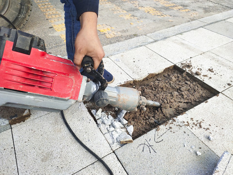 用冲击钻冲开地面大理石砖