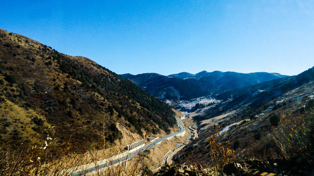 大山中的公路