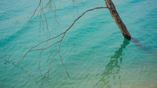 茂名露天矿公园清澈的水