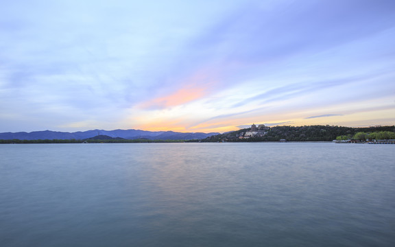 颐和园昆明湖佛香阁玉峰塔晚霞