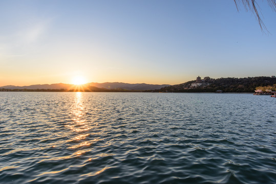 颐和园昆明湖佛香阁玉峰塔夕阳