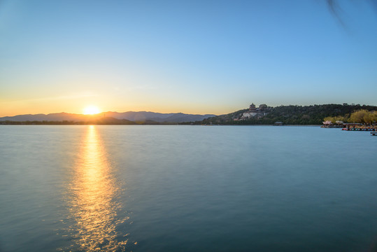 颐和园昆明湖佛香阁玉峰塔夕阳