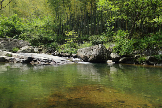 山谷小溪