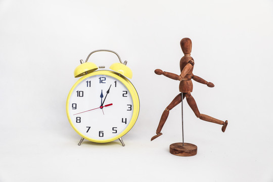 时钟和奔跑姿态的木偶时间概念