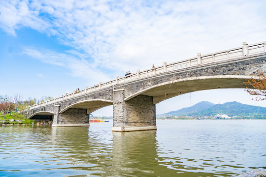 一座石桥蓝天白云湖水