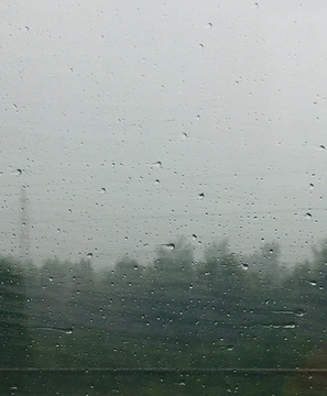 玻璃上的雨滴