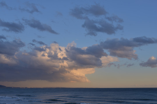 天空多云的海景