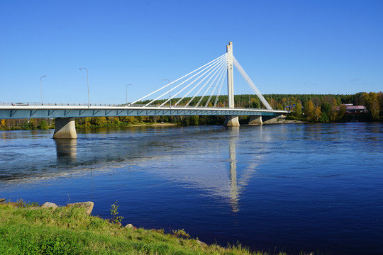 芬兰罗瓦涅米的伐木工人蜡烛桥