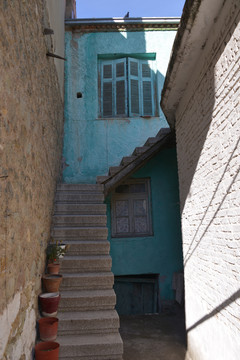 楼梯和蓝房子