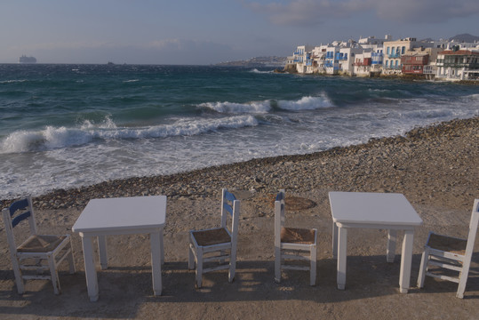 海滩上的空椅子和桌子