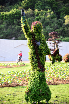 女性植物雕塑