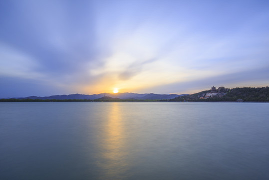 颐和园昆明湖佛香阁玉峰塔夕阳