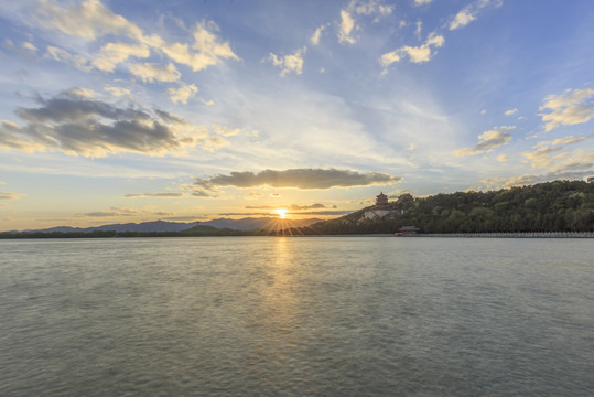 颐和园昆明湖佛香阁玉峰塔夕阳