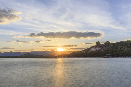 颐和园昆明湖佛香阁玉峰塔夕阳