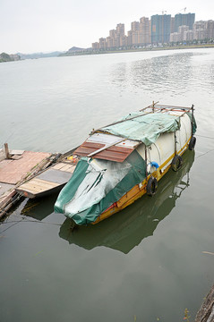 东江边渔船