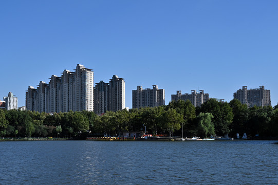 上海长风公园的银锄湖