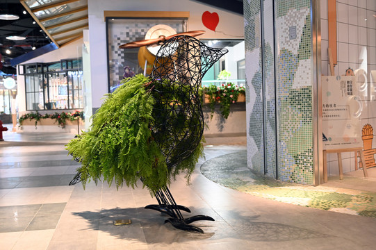街头创意小鸟植物雕塑