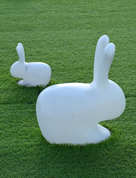 草地小白兔雕塑