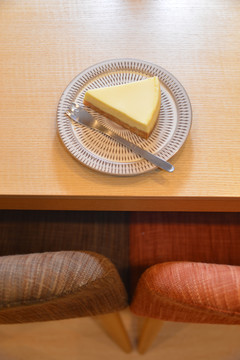 木桌上切好的奶酪蛋糕