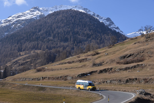 瑞士山区公路上的公共汽车