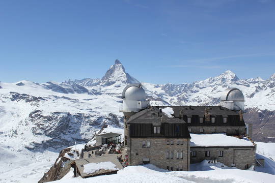 雪山建筑全景图