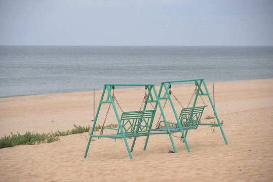 沙滩上的绿色椅子