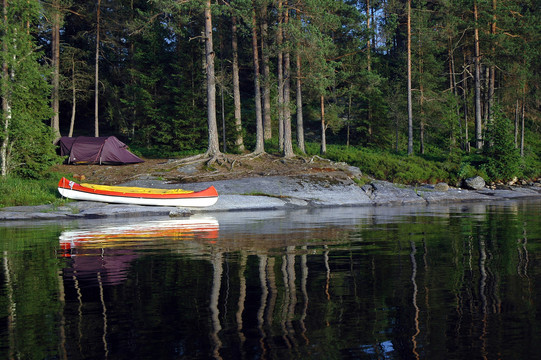 湖边带营地的独木舟