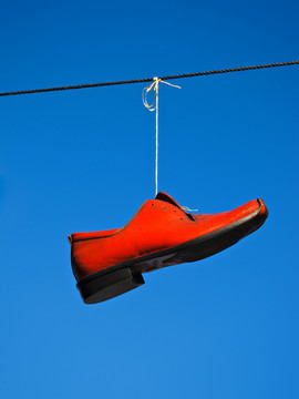电线上挂着红鞋