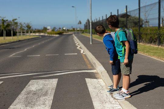 过马路的小学生