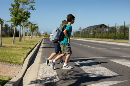 在行人过街处横穿马路的学生