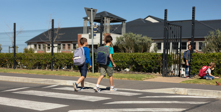 过马路的小学生